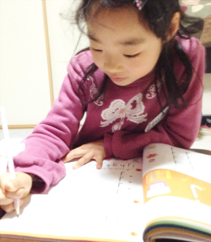 アルファベットを書く練習もします